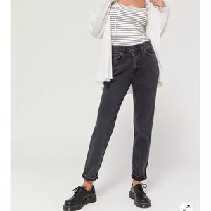 BDG BBLACK HIGH WAISTED MOM JEANS